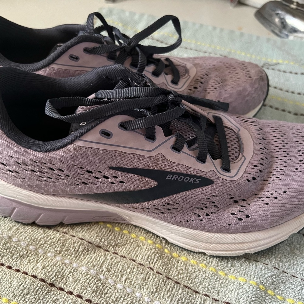 Brooks tennis shoes